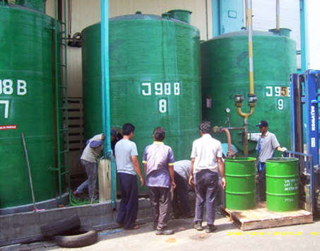 Kegiatan saat perbaikan tangki kimia di Kawasan Industri Cikarang