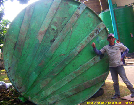 Kegiatan saat perbaikan tangki kimia di Kawasan Industri Cikarang